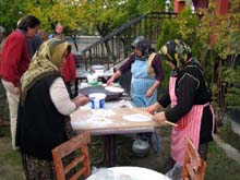 de dames van de camping in actie voor het ontbijt